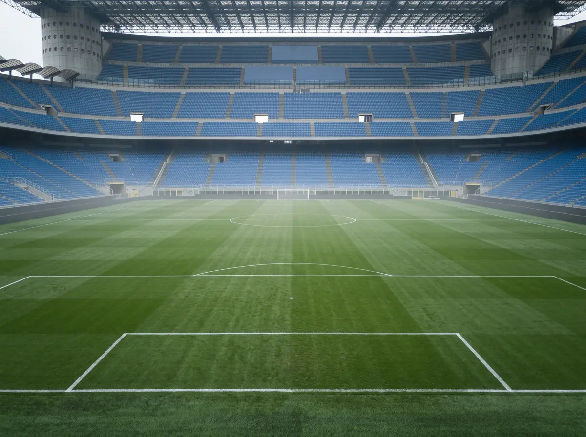 Campo da calcio vuoto di uno stadio italiano al mattino presto, visto dal centrocampo